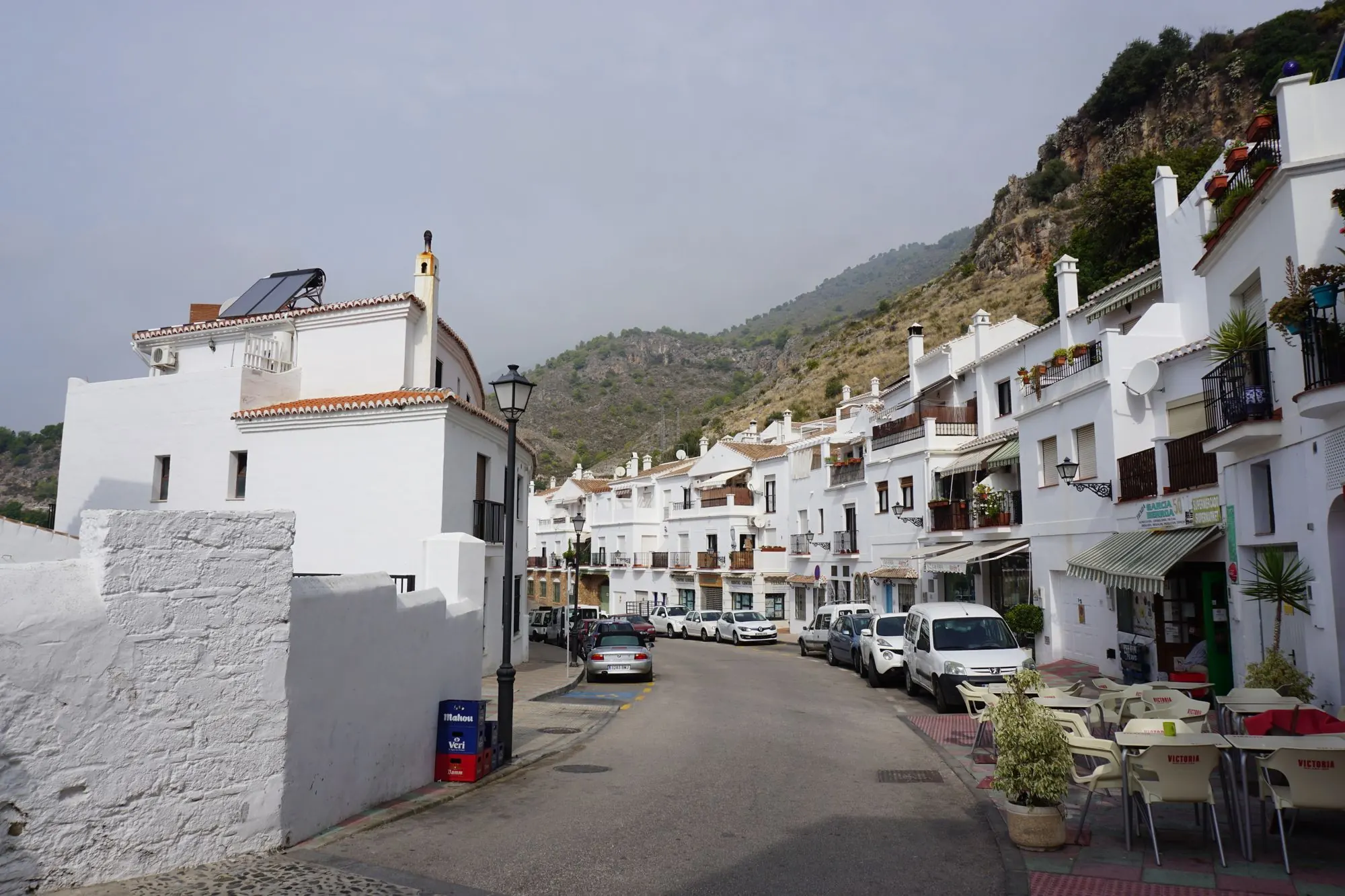 Straat in een wit Andalusisch dorp