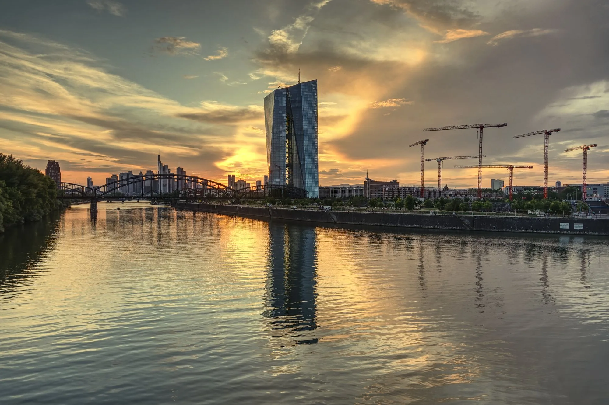De skyline van Frankfurt met het gebouw van de Europese Centrale Bank